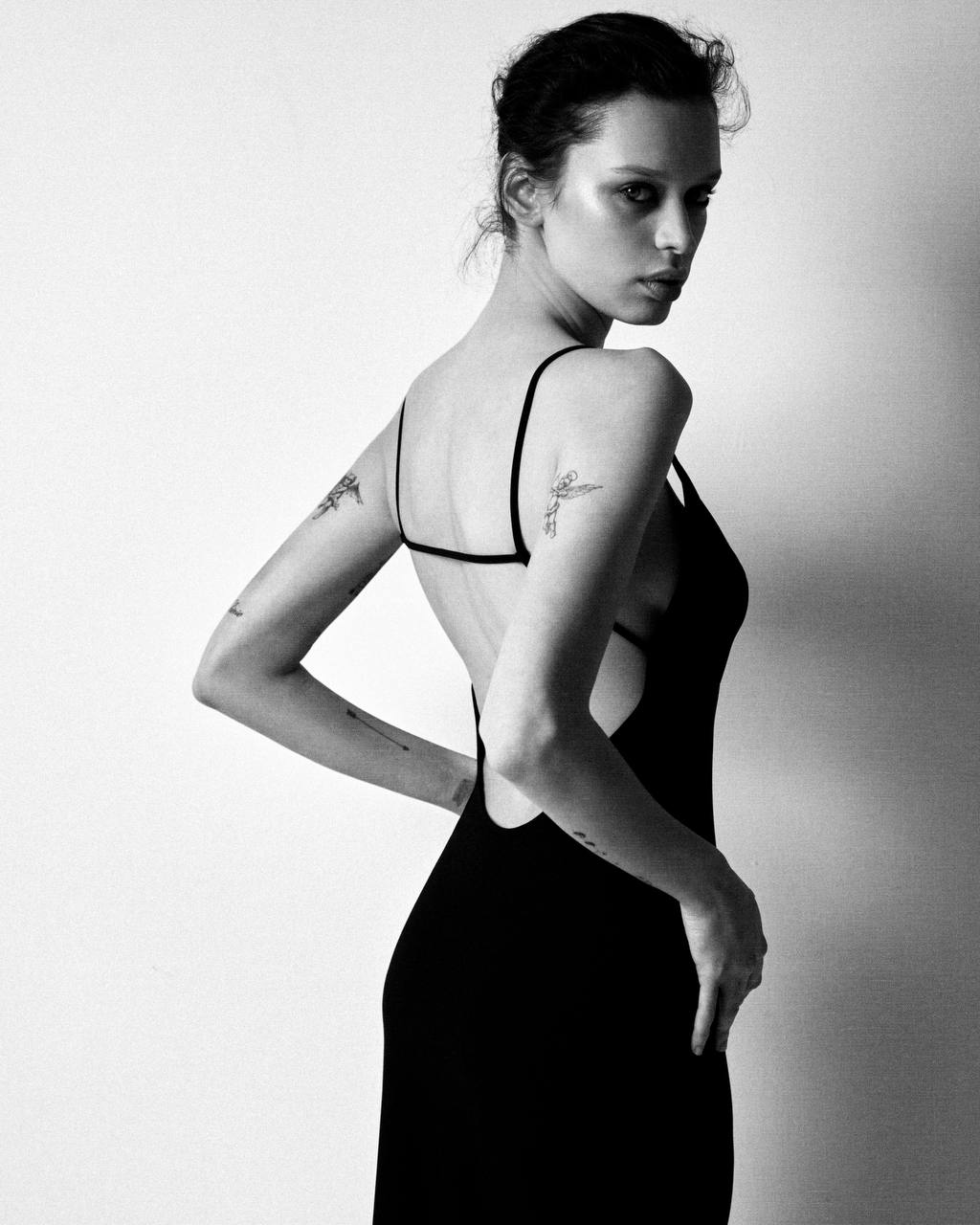 46-й Московский международный кинофестиваль стал самым ожидаемым культурным и светским событием этой весны. Закрывало показы продолжение популярной серии кинокомиксов «Майор Гром: Игра». На красную дорожку вышла съемочная группа нового фильма. Среди коллег-мужчин блистала исполнительница главной женской роли — возлюбленной майора Грома. Любовь Аксенова выбрала черное мини-платье из новой коллекции SASHAVERSE, бренда дизайнера из Вязников Александра Терехова.