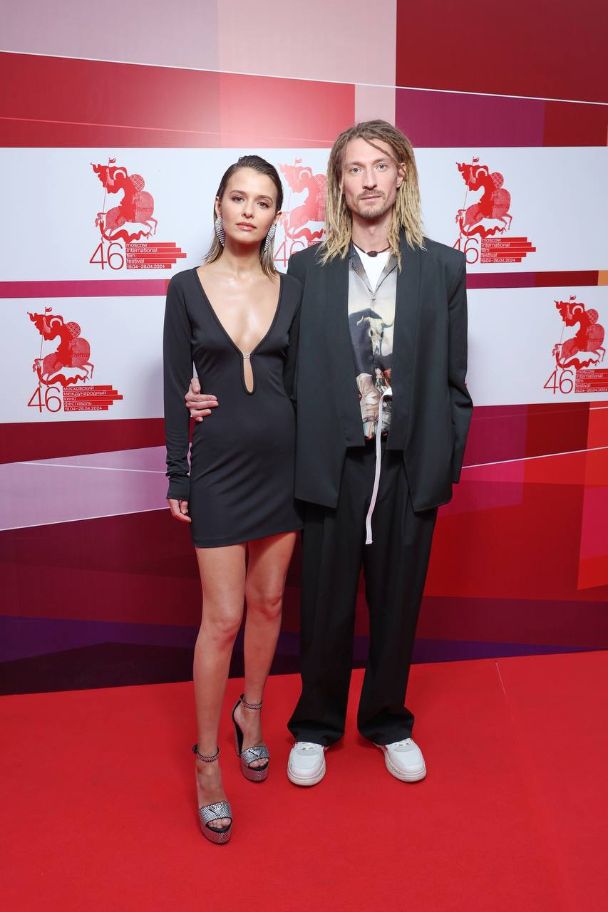 46-й Московский международный кинофестиваль стал самым ожидаемым культурным и светским событием этой весны. Закрывало показы продолжение популярной серии кинокомиксов «Майор Гром: Игра». На красную дорожку вышла съемочная группа нового фильма. Среди коллег-мужчин блистала исполнительница главной женской роли — возлюбленной майора Грома. Любовь Аксенова выбрала черное мини-платье из новой коллекции SASHAVERSE, бренда дизайнера из Вязников Александра Терехова.