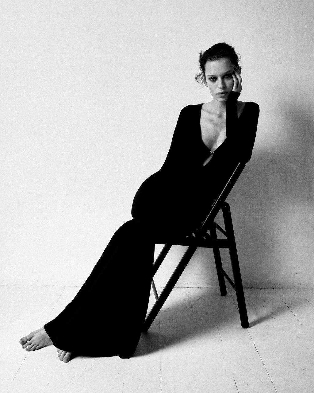 46-й Московский международный кинофестиваль стал самым ожидаемым культурным и светским событием этой весны. Закрывало показы продолжение популярной серии кинокомиксов «Майор Гром: Игра». На красную дорожку вышла съемочная группа нового фильма. Среди коллег-мужчин блистала исполнительница главной женской роли — возлюбленной майора Грома. Любовь Аксенова выбрала черное мини-платье из новой коллекции SASHAVERSE, бренда дизайнера из Вязников Александра Терехова.