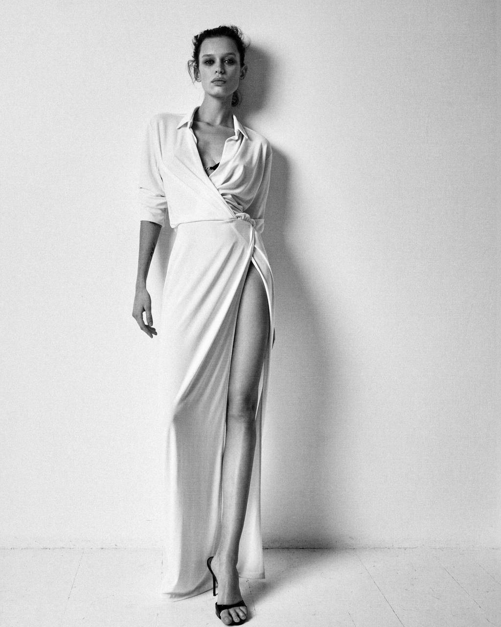 46-й Московский международный кинофестиваль стал самым ожидаемым культурным и светским событием этой весны. Закрывало показы продолжение популярной серии кинокомиксов «Майор Гром: Игра». На красную дорожку вышла съемочная группа нового фильма. Среди коллег-мужчин блистала исполнительница главной женской роли — возлюбленной майора Грома. Любовь Аксенова выбрала черное мини-платье из новой коллекции SASHAVERSE, бренда дизайнера из Вязников Александра Терехова.