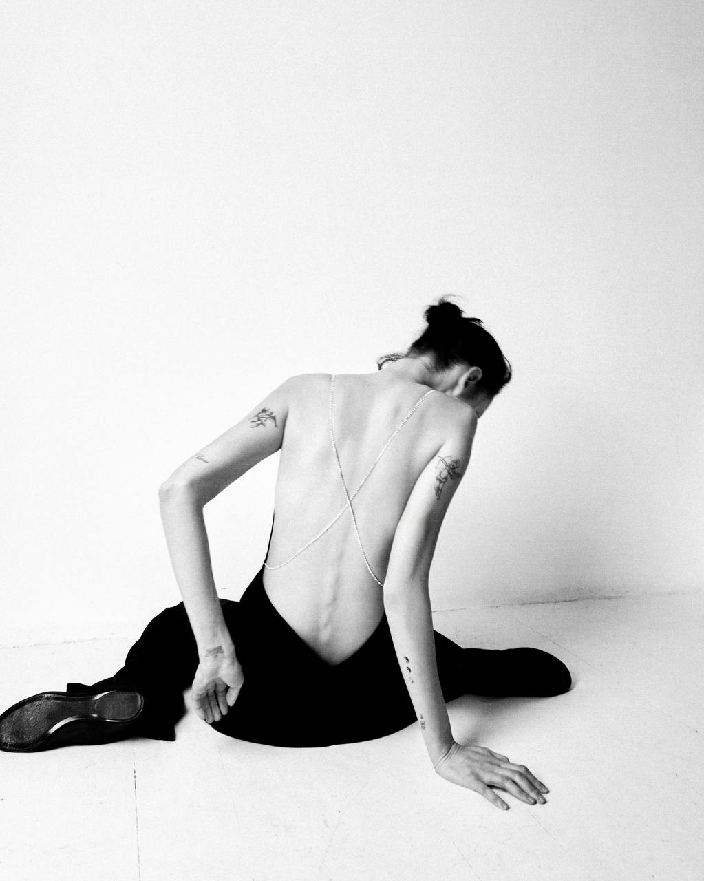 46-й Московский международный кинофестиваль стал самым ожидаемым культурным и светским событием этой весны. Закрывало показы продолжение популярной серии кинокомиксов «Майор Гром: Игра». На красную дорожку вышла съемочная группа нового фильма. Среди коллег-мужчин блистала исполнительница главной женской роли — возлюбленной майора Грома. Любовь Аксенова выбрала черное мини-платье из новой коллекции SASHAVERSE, бренда дизайнера из Вязников Александра Терехова.