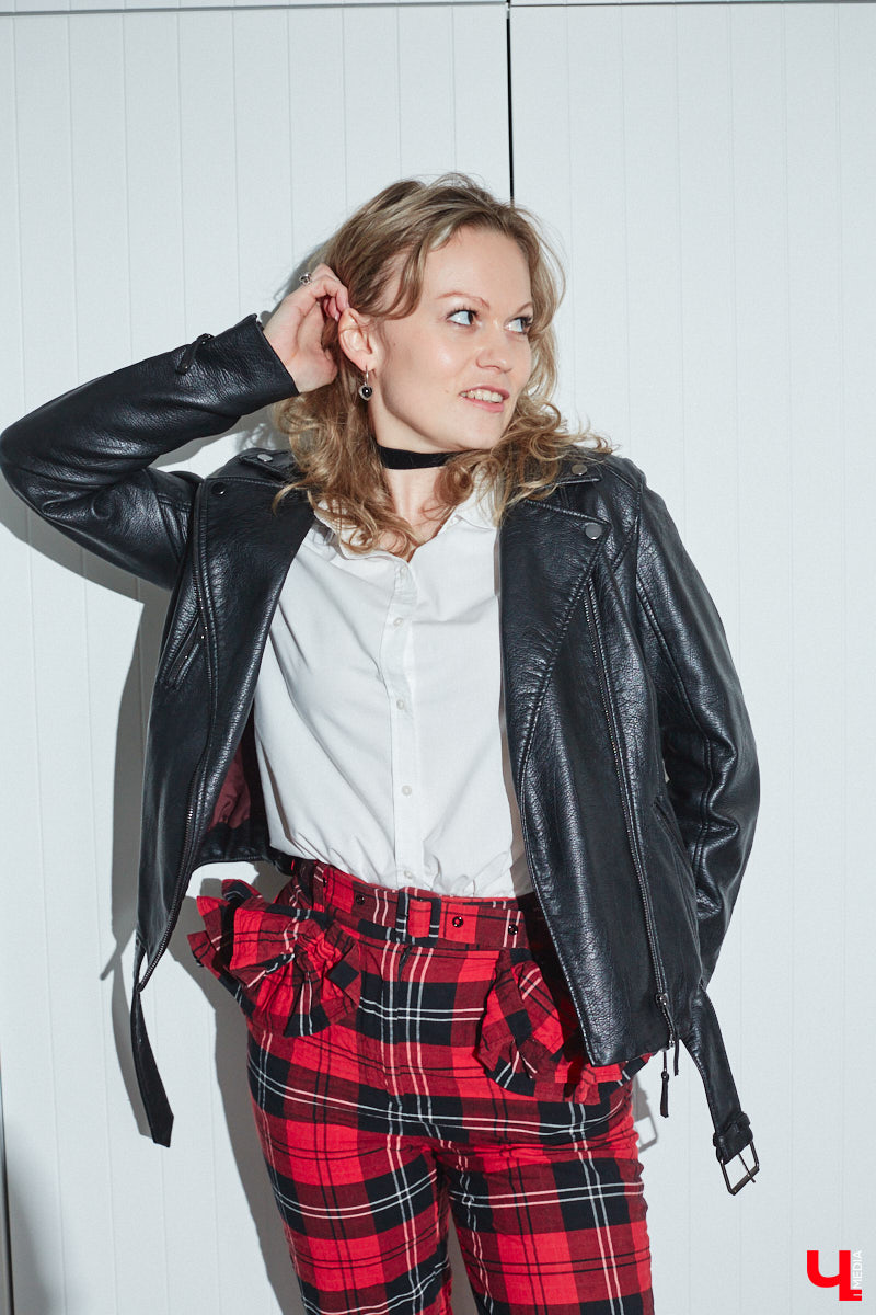 Сегодня она рок-дива в косухе, а завтра романтичная натура в наряде ретро-шик. Гардероб владимирского невролога Ирины Рыжик пестрит интереснейшими брендовыми вещами, которые складываются в неповторимые, порой противоречивые образы. Какие именно, она продемонстрировала «Ключ-Медиа».