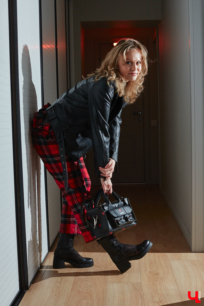 Сегодня она рок-дива в косухе, а завтра романтичная натура в наряде ретро-шик. Гардероб владимирского невролога Ирины Рыжик пестрит интереснейшими брендовыми вещами, которые складываются в неповторимые, порой противоречивые образы. Какие именно, она продемонстрировала «Ключ-Медиа».