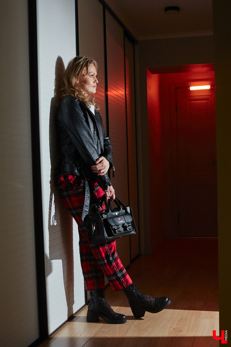 Сегодня она рок-дива в косухе, а завтра романтичная натура в наряде ретро-шик. Гардероб владимирского невролога Ирины Рыжик пестрит интереснейшими брендовыми вещами, которые складываются в неповторимые, порой противоречивые образы. Какие именно, она продемонстрировала «Ключ-Медиа».