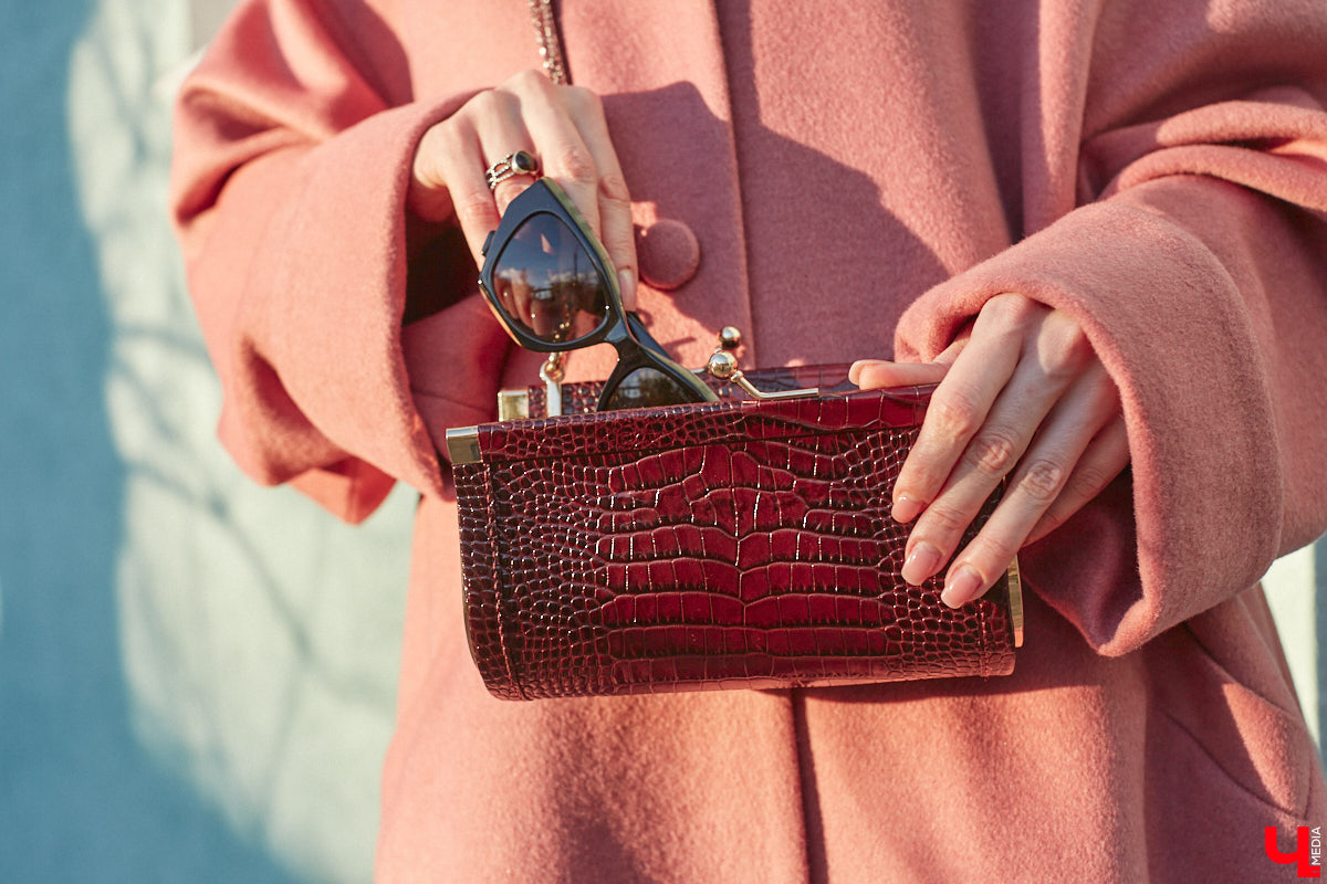 Сегодня она рок-дива в косухе, а завтра романтичная натура в наряде ретро-шик. Гардероб владимирского невролога Ирины Рыжик пестрит интереснейшими брендовыми вещами, которые складываются в неповторимые, порой противоречивые образы. Какие именно, она продемонстрировала «Ключ-Медиа».