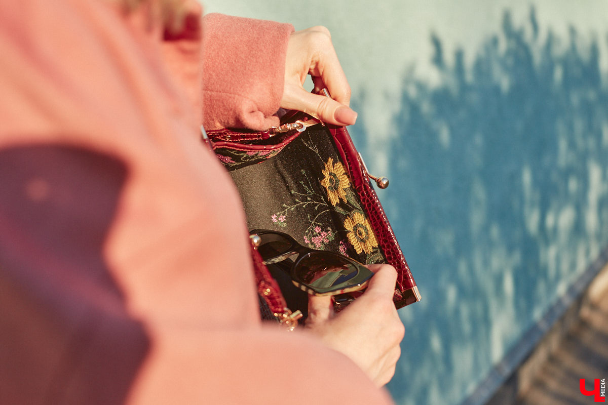 Сегодня она рок-дива в косухе, а завтра романтичная натура в наряде ретро-шик. Гардероб владимирского невролога Ирины Рыжик пестрит интереснейшими брендовыми вещами, которые складываются в неповторимые, порой противоречивые образы. Какие именно, она продемонстрировала «Ключ-Медиа».