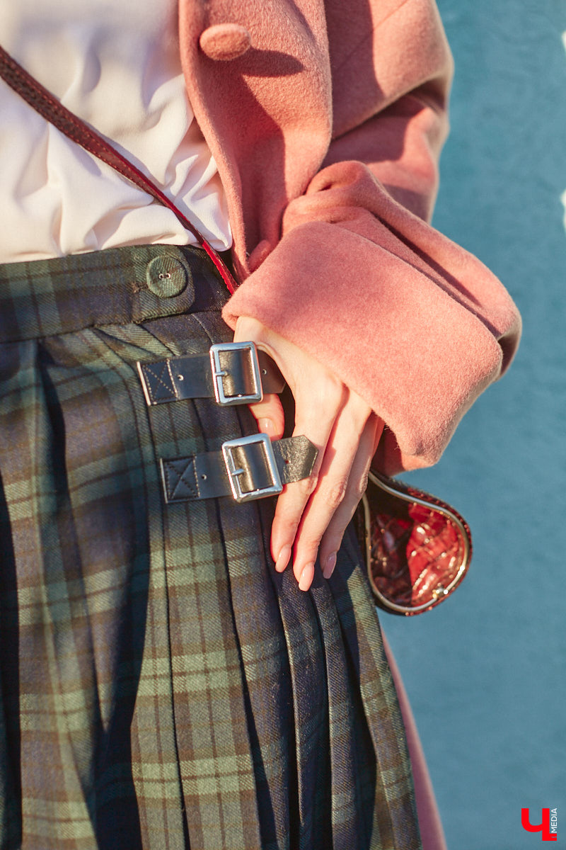 Сегодня она рок-дива в косухе, а завтра романтичная натура в наряде ретро-шик. Гардероб владимирского невролога Ирины Рыжик пестрит интереснейшими брендовыми вещами, которые складываются в неповторимые, порой противоречивые образы. Какие именно, она продемонстрировала «Ключ-Медиа».