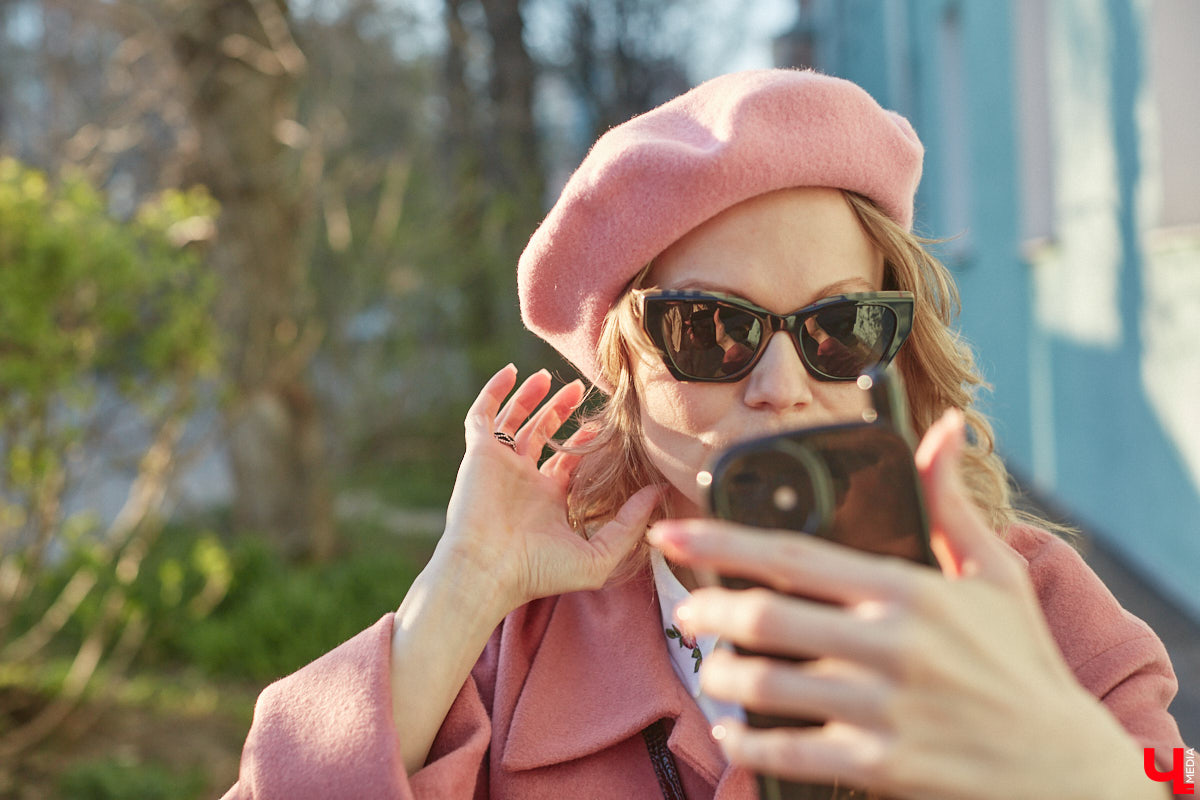 Сегодня она рок-дива в косухе, а завтра романтичная натура в наряде ретро-шик. Гардероб владимирского невролога Ирины Рыжик пестрит интереснейшими брендовыми вещами, которые складываются в неповторимые, порой противоречивые образы. Какие именно, она продемонстрировала «Ключ-Медиа».