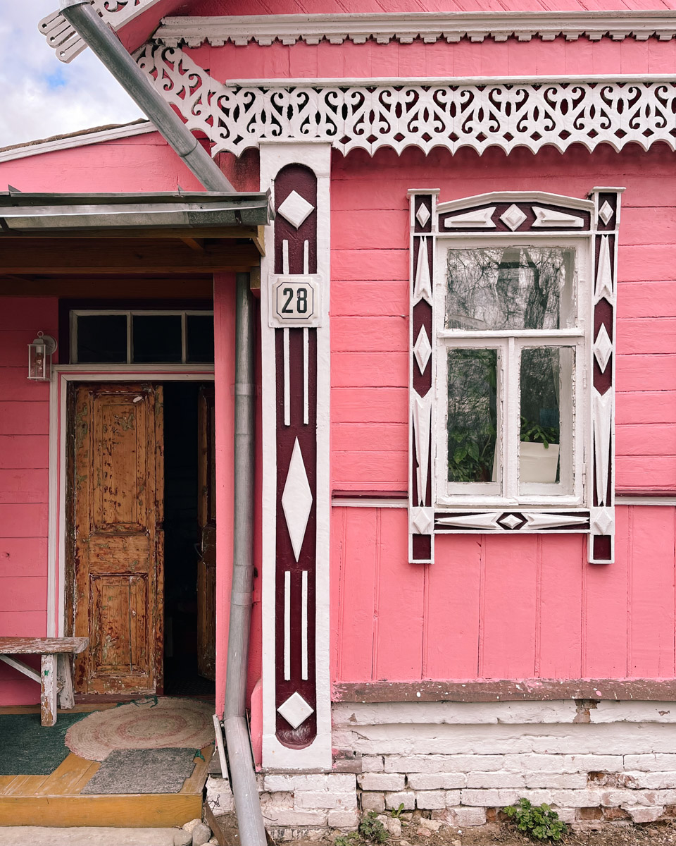 Суздаль синий, как река Каменка, или золотой, как купола церквей, но никак не розовый! Хотя почему бы и нет? Именно таким увидел его однажды фотограф и путешественник Андрей Белавин. Он прошелся по улицам с телефоном в руке и показал, каким древний город еще может быть.