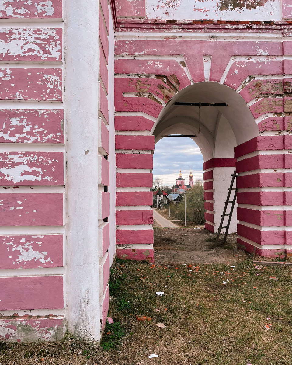 Суздаль синий, как река Каменка, или золотой, как купола церквей, но никак не розовый! Хотя почему бы и нет? Именно таким увидел его однажды фотограф и путешественник Андрей Белавин. Он прошелся по улицам с телефоном в руке и показал, каким древний город еще может быть.