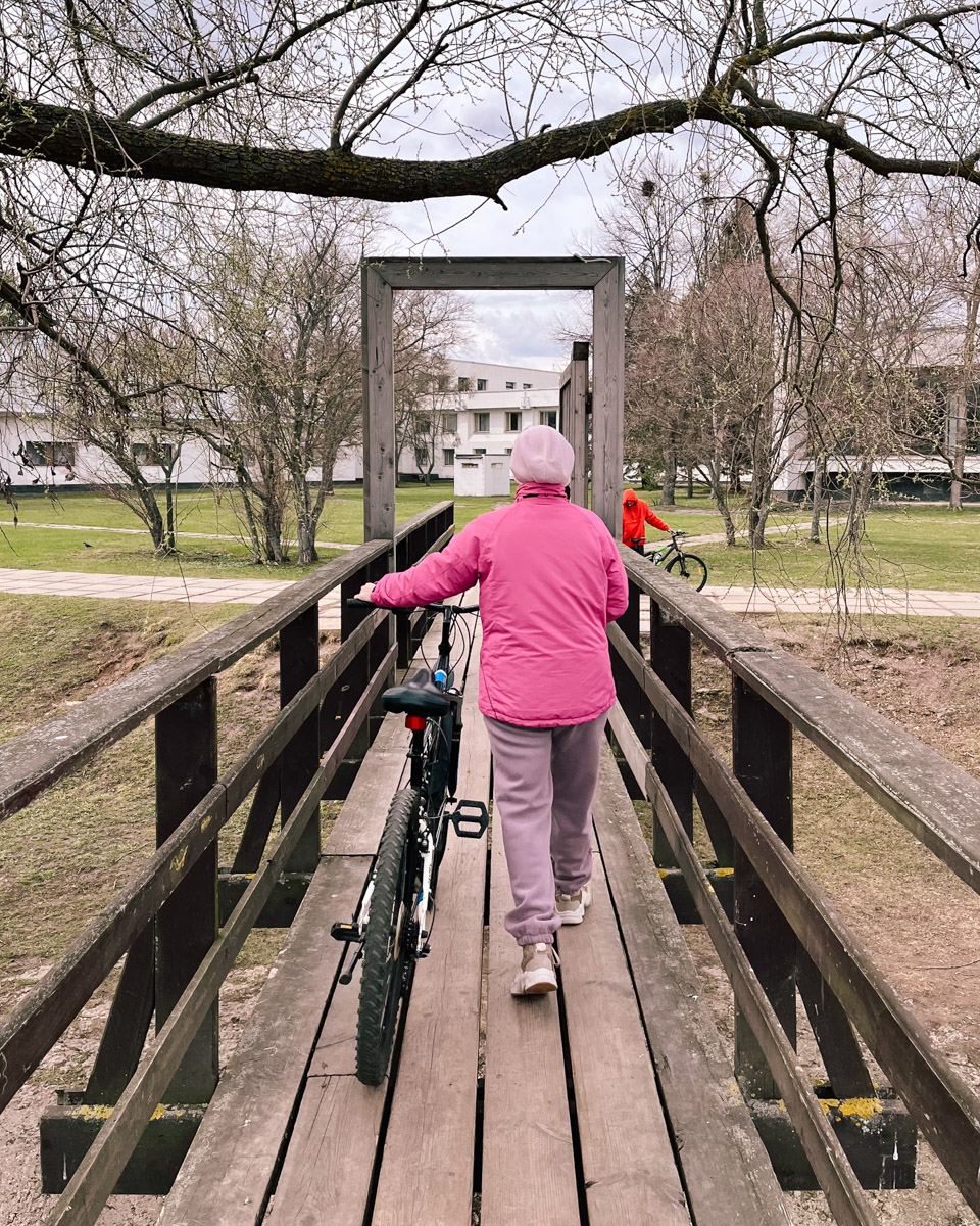 Суздаль синий, как река Каменка, или золотой, как купола церквей, но никак не розовый! Хотя почему бы и нет? Именно таким увидел его однажды фотограф и путешественник Андрей Белавин. Он прошелся по улицам с телефоном в руке и показал, каким древний город еще может быть.