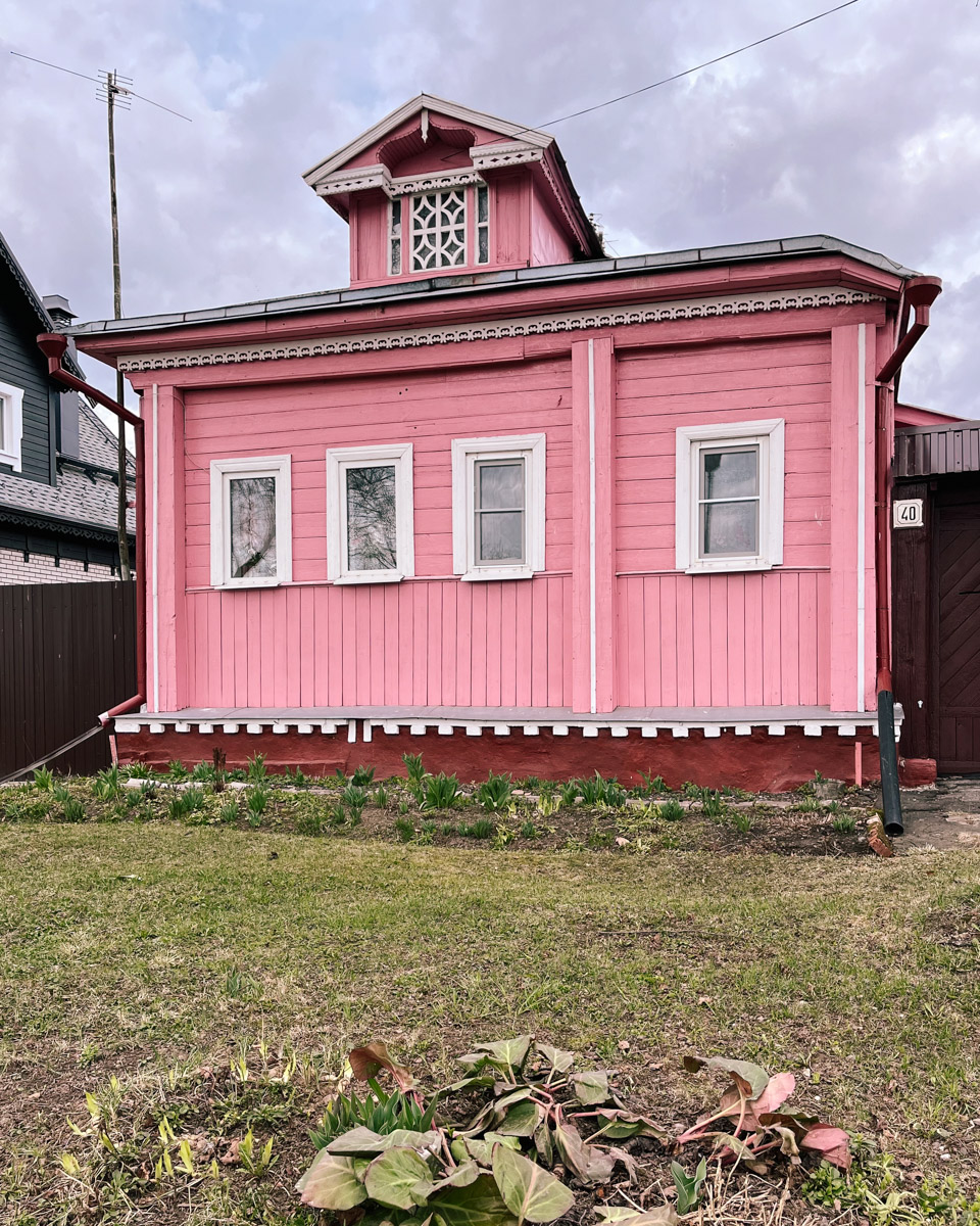 Суздаль синий, как река Каменка, или золотой, как купола церквей, но никак не розовый! Хотя почему бы и нет? Именно таким увидел его однажды фотограф и путешественник Андрей Белавин. Он прошелся по улицам с телефоном в руке и показал, каким древний город еще может быть.