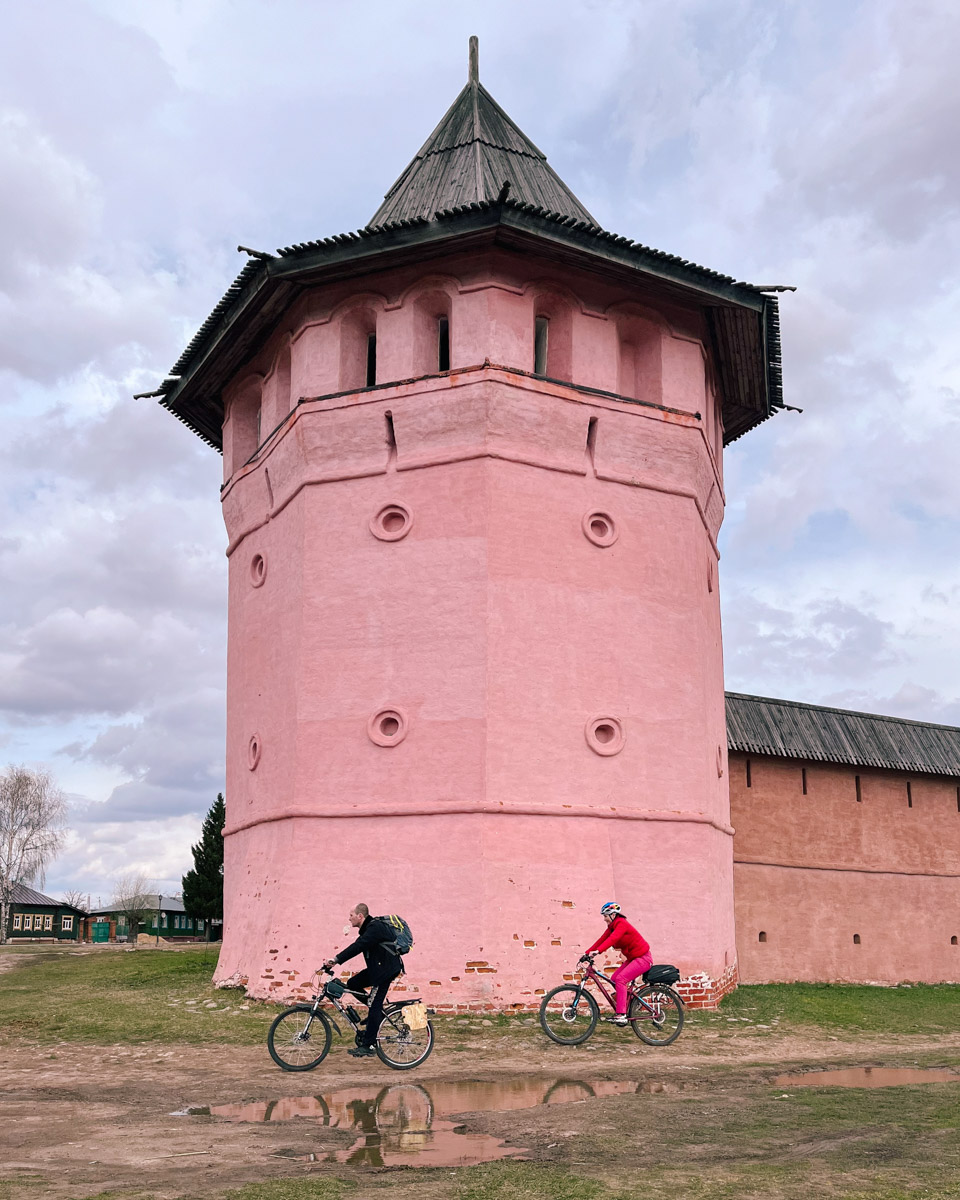 Суздаль синий, как река Каменка, или золотой, как купола церквей, но никак не розовый! Хотя почему бы и нет? Именно таким увидел его однажды фотограф и путешественник Андрей Белавин. Он прошелся по улицам с телефоном в руке и показал, каким древний город еще может быть.