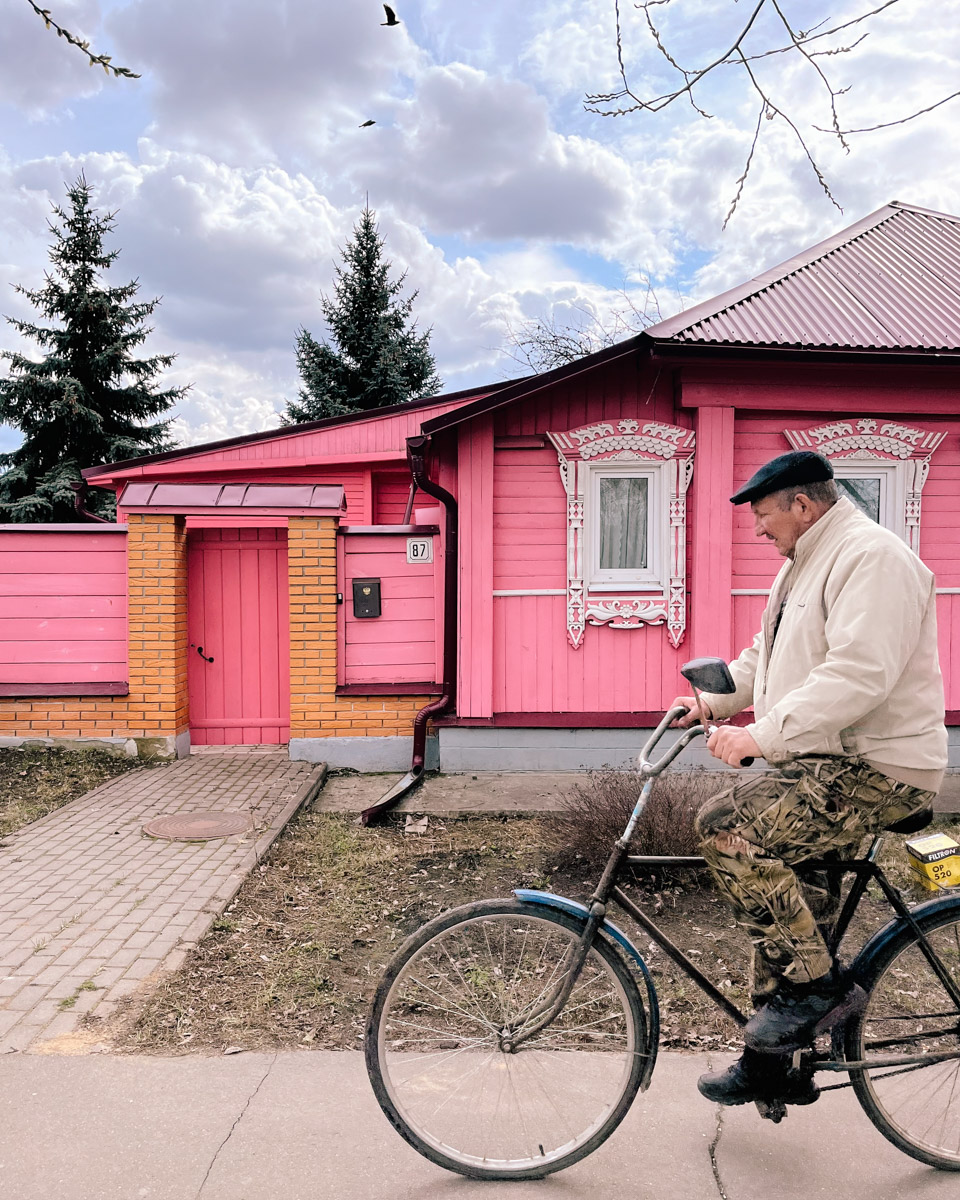 Суздаль синий, как река Каменка, или золотой, как купола церквей, но никак не розовый! Хотя почему бы и нет? Именно таким увидел его однажды фотограф и путешественник Андрей Белавин. Он прошелся по улицам с телефоном в руке и показал, каким древний город еще может быть.