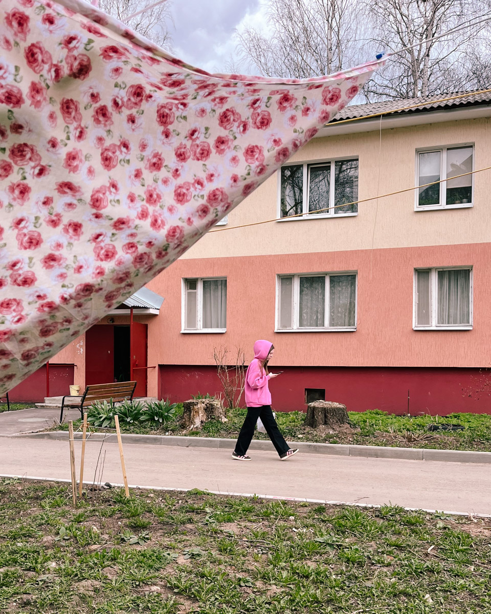 Суздаль синий, как река Каменка, или золотой, как купола церквей, но никак не розовый! Хотя почему бы и нет? Именно таким увидел его однажды фотограф и путешественник Андрей Белавин. Он прошелся по улицам с телефоном в руке и показал, каким древний город еще может быть.