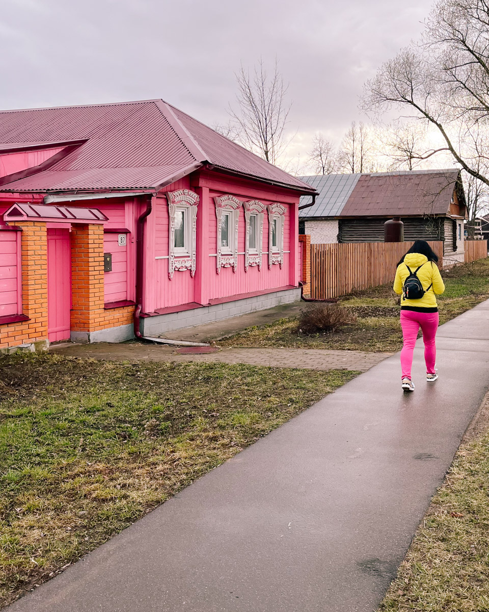 Суздаль синий, как река Каменка, или золотой, как купола церквей, но никак не розовый! Хотя почему бы и нет? Именно таким увидел его однажды фотограф и путешественник Андрей Белавин. Он прошелся по улицам с телефоном в руке и показал, каким древний город еще может быть.