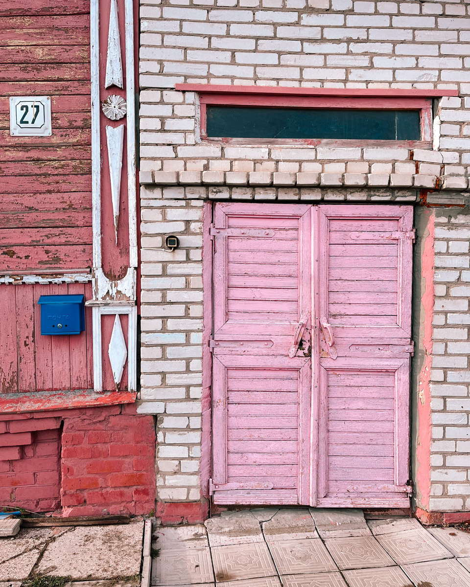 Суздаль синий, как река Каменка, или золотой, как купола церквей, но никак не розовый! Хотя почему бы и нет? Именно таким увидел его однажды фотограф и путешественник Андрей Белавин. Он прошелся по улицам с телефоном в руке и показал, каким древний город еще может быть.