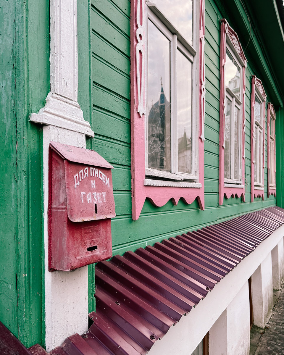 Суздаль синий, как река Каменка, или золотой, как купола церквей, но никак не розовый! Хотя почему бы и нет? Именно таким увидел его однажды фотограф и путешественник Андрей Белавин. Он прошелся по улицам с телефоном в руке и показал, каким древний город еще может быть.