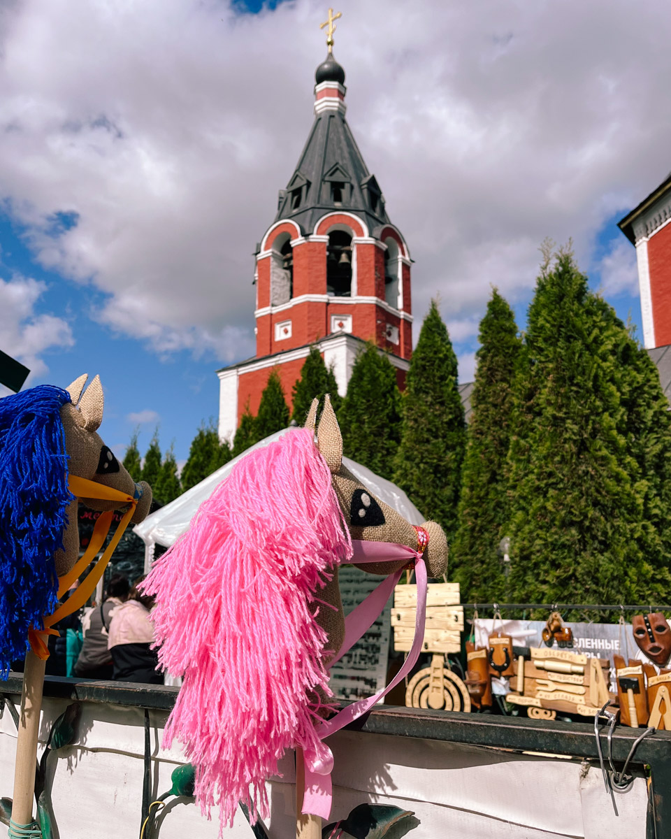 Суздаль синий, как река Каменка, или золотой, как купола церквей, но никак не розовый! Хотя почему бы и нет? Именно таким увидел его однажды фотограф и путешественник Андрей Белавин. Он прошелся по улицам с телефоном в руке и показал, каким древний город еще может быть.