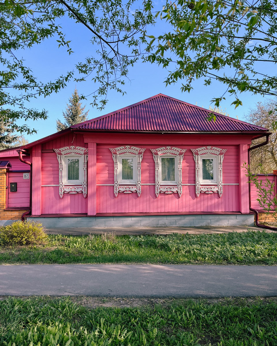 Суздаль синий, как река Каменка, или золотой, как купола церквей, но никак не розовый! Хотя почему бы и нет? Именно таким увидел его однажды фотограф и путешественник Андрей Белавин. Он прошелся по улицам с телефоном в руке и показал, каким древний город еще может быть.