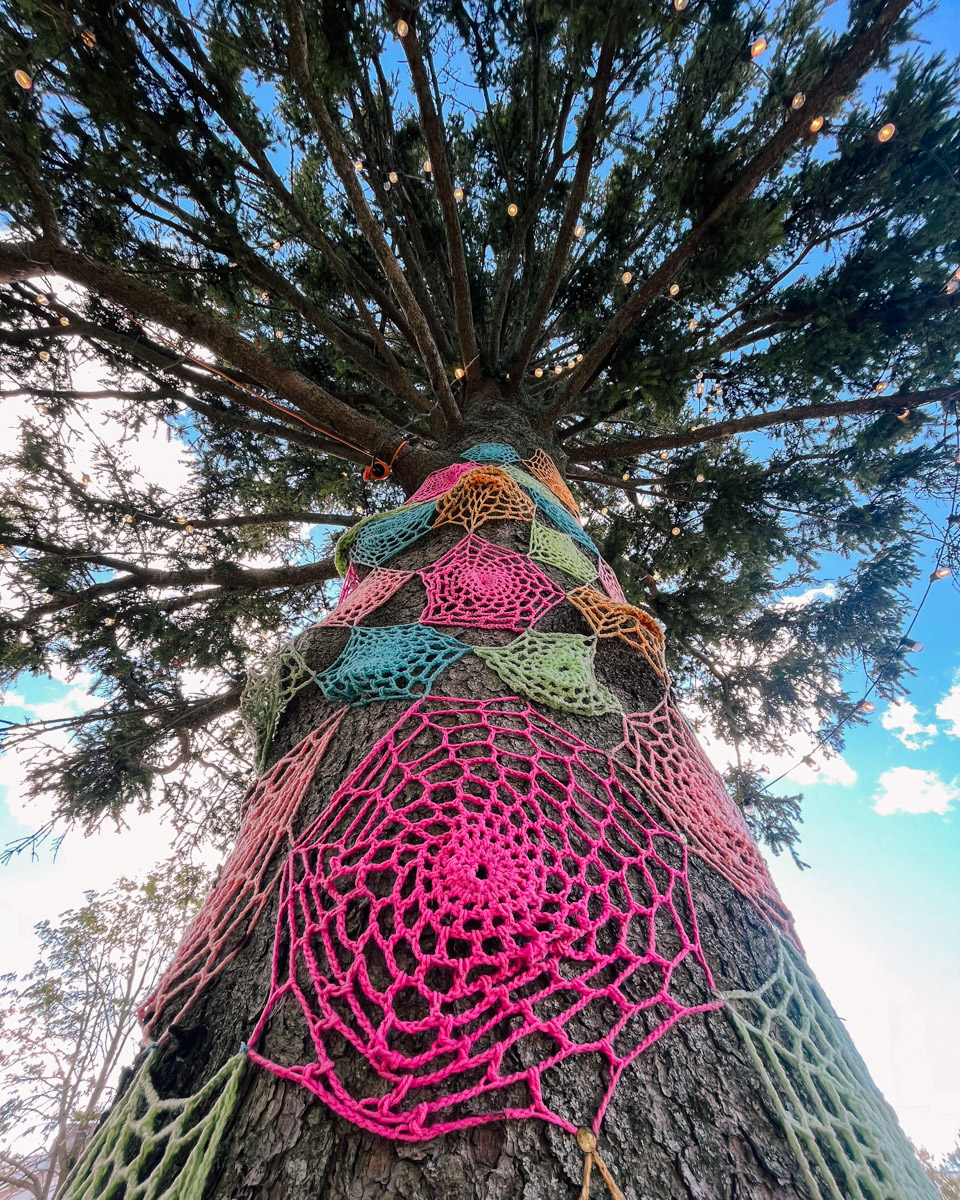 Суздаль синий, как река Каменка, или золотой, как купола церквей, но никак не розовый! Хотя почему бы и нет? Именно таким увидел его однажды фотограф и путешественник Андрей Белавин. Он прошелся по улицам с телефоном в руке и показал, каким древний город еще может быть.