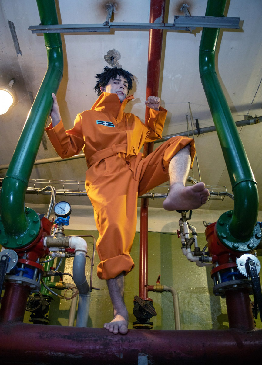 Косплей-команда Yume no Yukido из Коврова организовала яркую фотосессию на тему популярного аниме, а затем заняла первое место в групповом дефиле на фестивале любителей японской анимации. Оба раза ребята выступили в роли пожарной бригады, но костюмы для съемок и выхода на сцену подготовили разные.