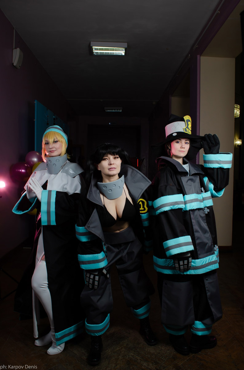 Косплей-команда Yume no Yukido из Коврова организовала яркую фотосессию на тему популярного аниме, а затем заняла первое место в групповом дефиле на фестивале любителей японской анимации. Оба раза ребята выступили в роли пожарной бригады, но костюмы для съемок и выхода на сцену подготовили разные.