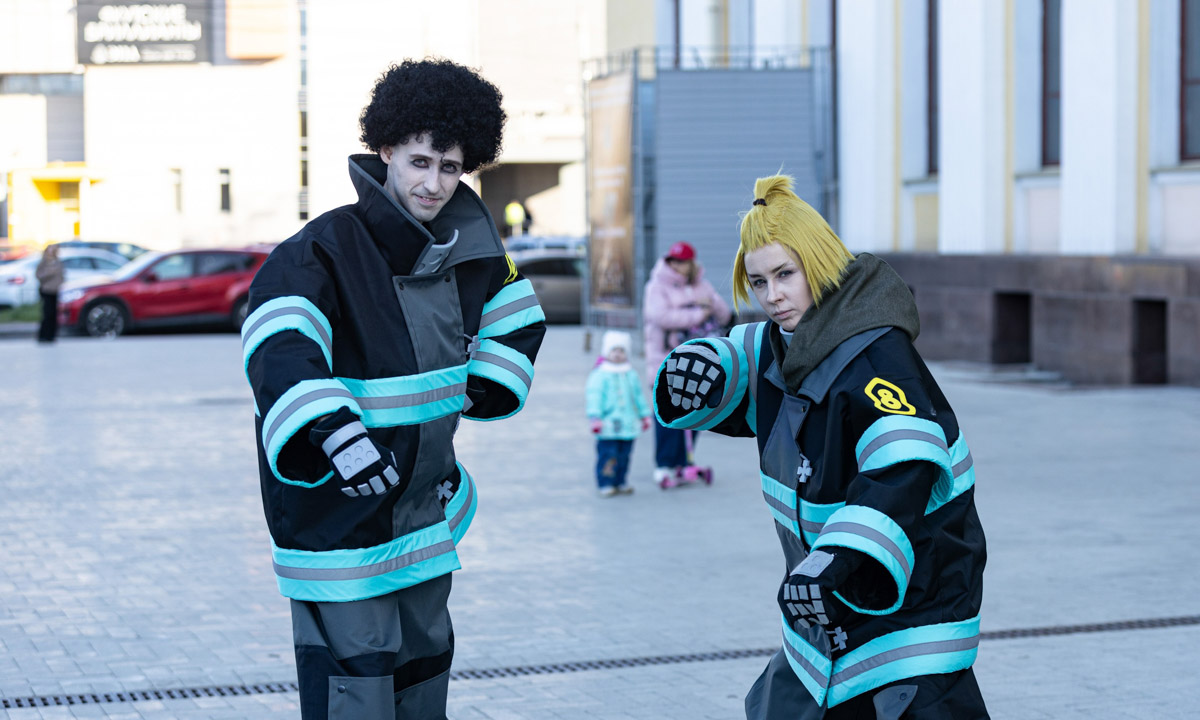 Косплей-команда Yume no Yukido из Коврова организовала яркую фотосессию на тему популярного аниме, а затем заняла первое место в групповом дефиле на фестивале любителей японской анимации. Оба раза ребята выступили в роли пожарной бригады, но костюмы для съемок и выхода на сцену подготовили разные.