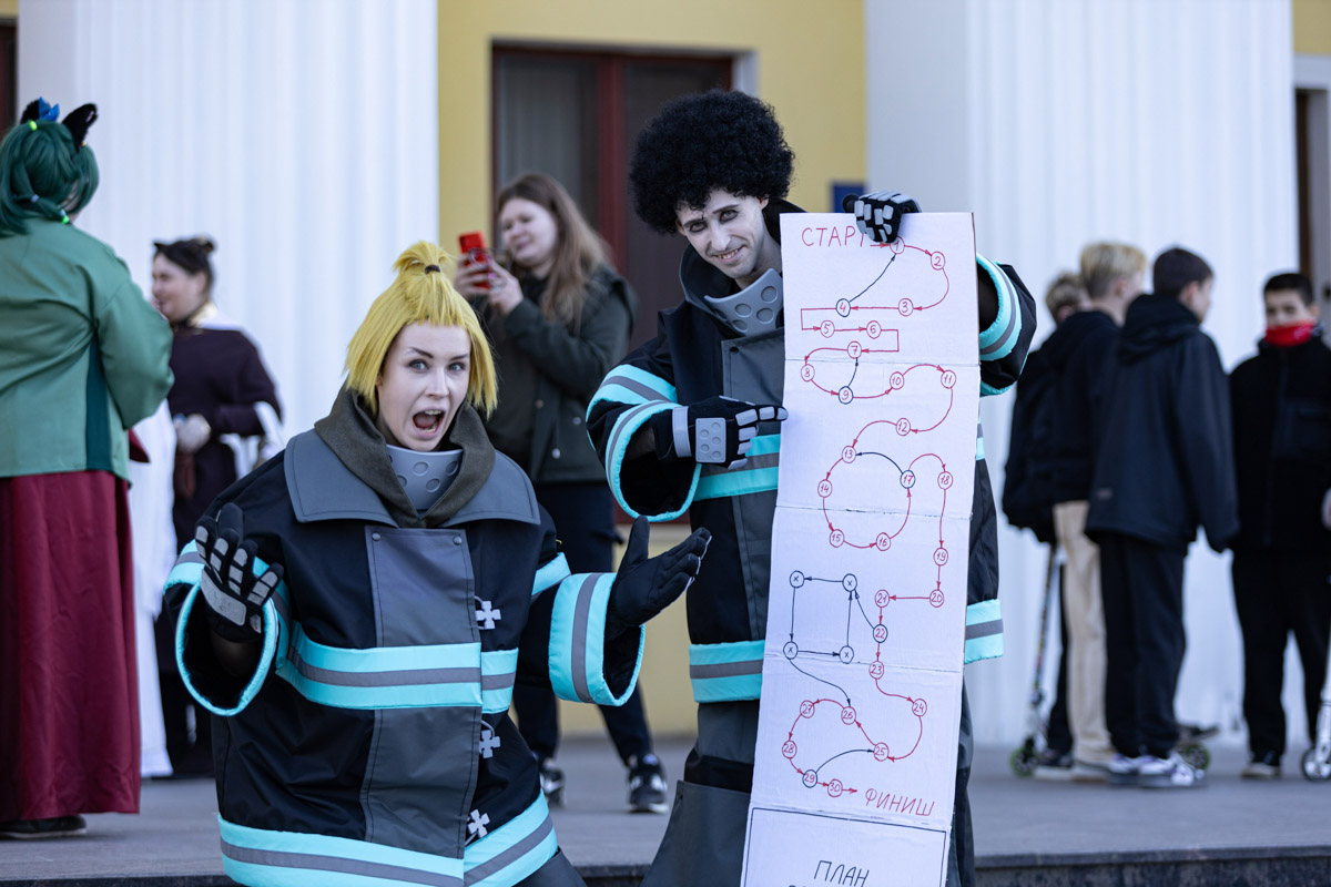 Косплей-команда Yume no Yukido из Коврова организовала яркую фотосессию на тему популярного аниме, а затем заняла первое место в групповом дефиле на фестивале любителей японской анимации. Оба раза ребята выступили в роли пожарной бригады, но костюмы для съемок и выхода на сцену подготовили разные.