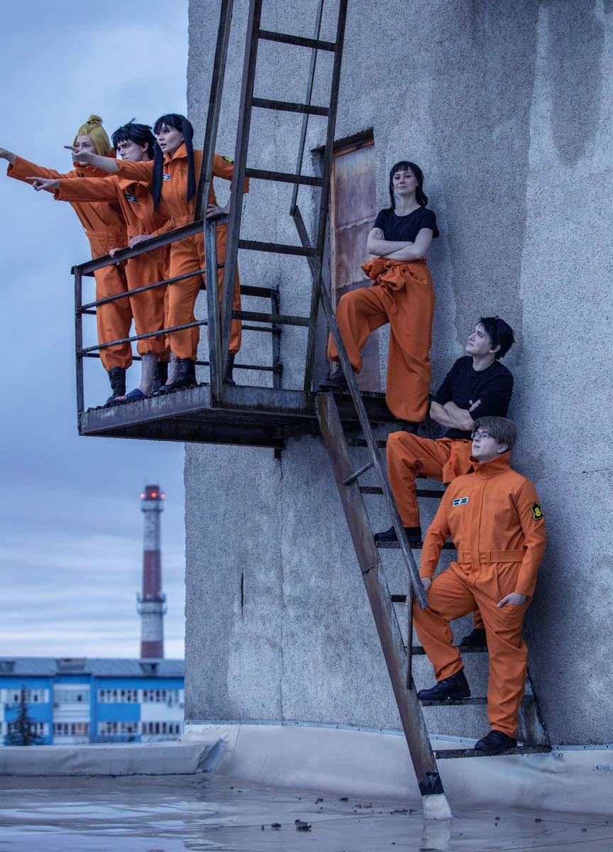 Косплей-команда Yume no Yukido из Коврова организовала яркую фотосессию на тему популярного аниме, а затем заняла первое место в групповом дефиле на фестивале любителей японской анимации. Оба раза ребята выступили в роли пожарной бригады, но костюмы для съемок и выхода на сцену подготовили разные.