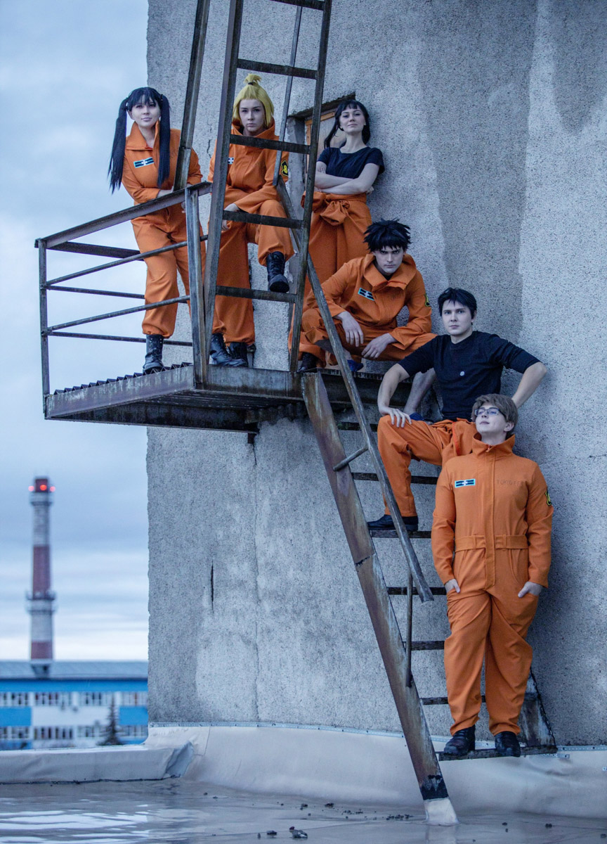 Косплей-команда Yume no Yukido из Коврова организовала яркую фотосессию на тему популярного аниме, а затем заняла первое место в групповом дефиле на фестивале любителей японской анимации. Оба раза ребята выступили в роли пожарной бригады, но костюмы для съемок и выхода на сцену подготовили разные.