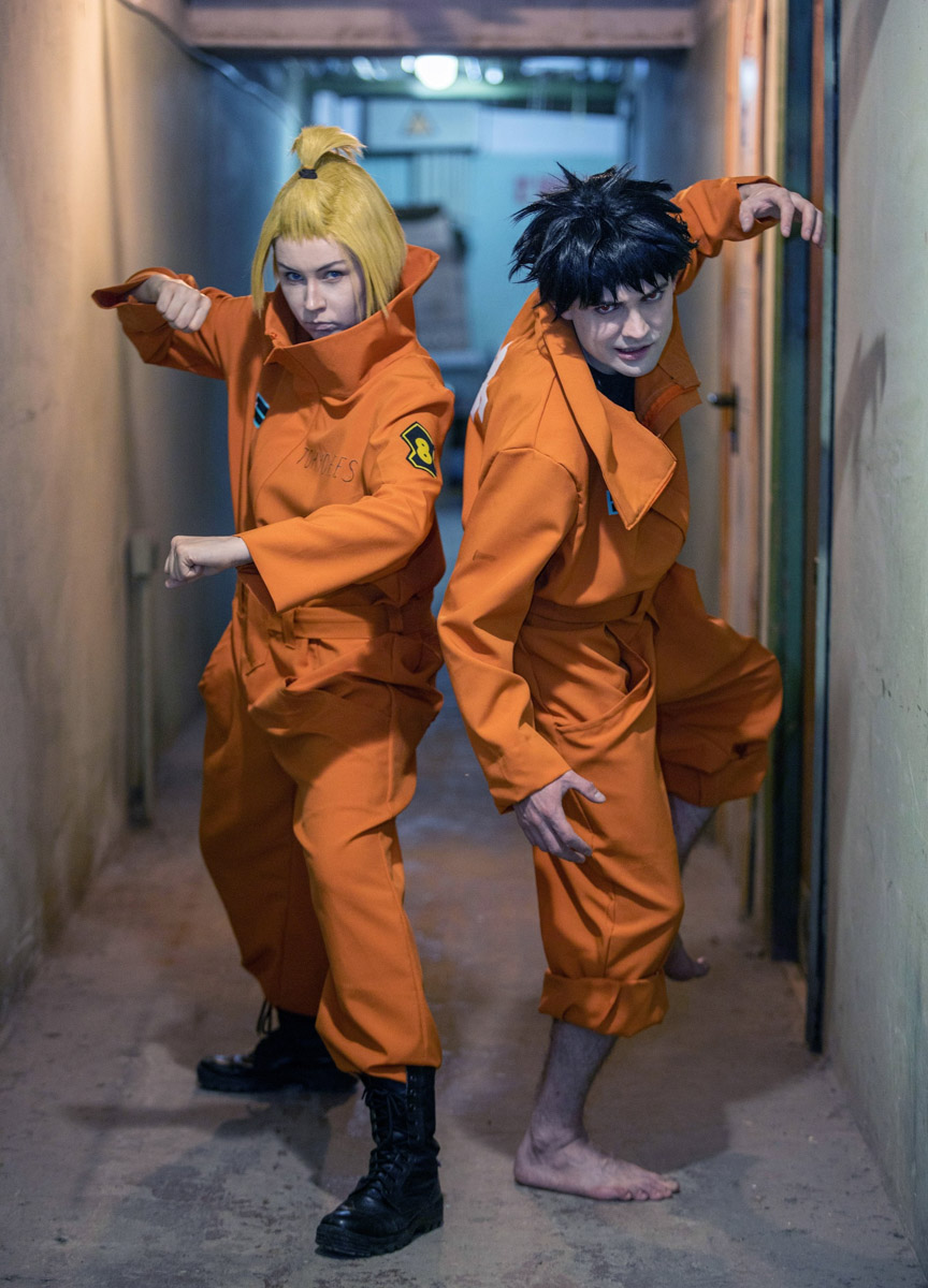 Косплей-команда Yume no Yukido из Коврова организовала яркую фотосессию на тему популярного аниме, а затем заняла первое место в групповом дефиле на фестивале любителей японской анимации. Оба раза ребята выступили в роли пожарной бригады, но костюмы для съемок и выхода на сцену подготовили разные.