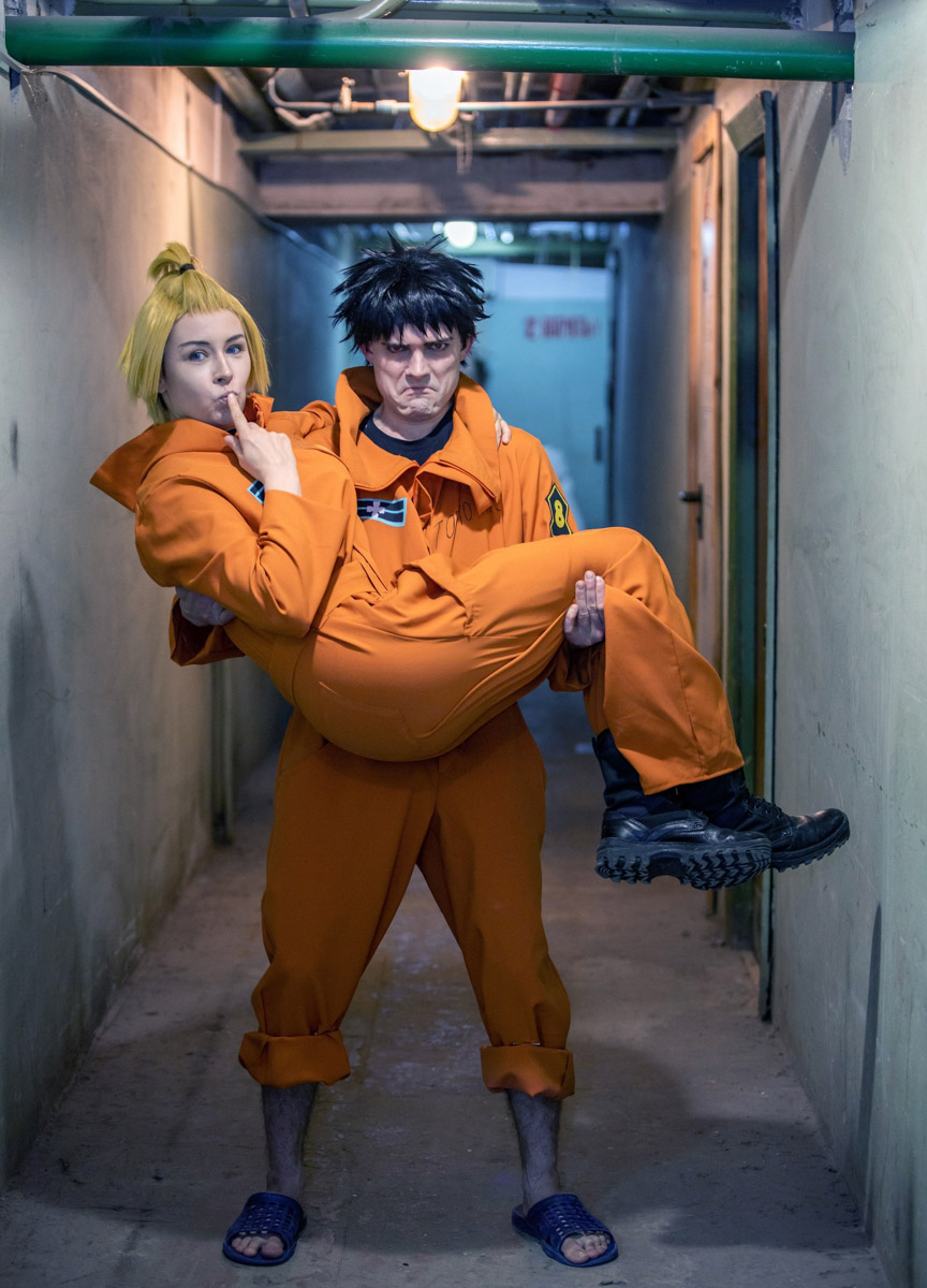 Косплей-команда Yume no Yukido из Коврова организовала яркую фотосессию на тему популярного аниме, а затем заняла первое место в групповом дефиле на фестивале любителей японской анимации. Оба раза ребята выступили в роли пожарной бригады, но костюмы для съемок и выхода на сцену подготовили разные.