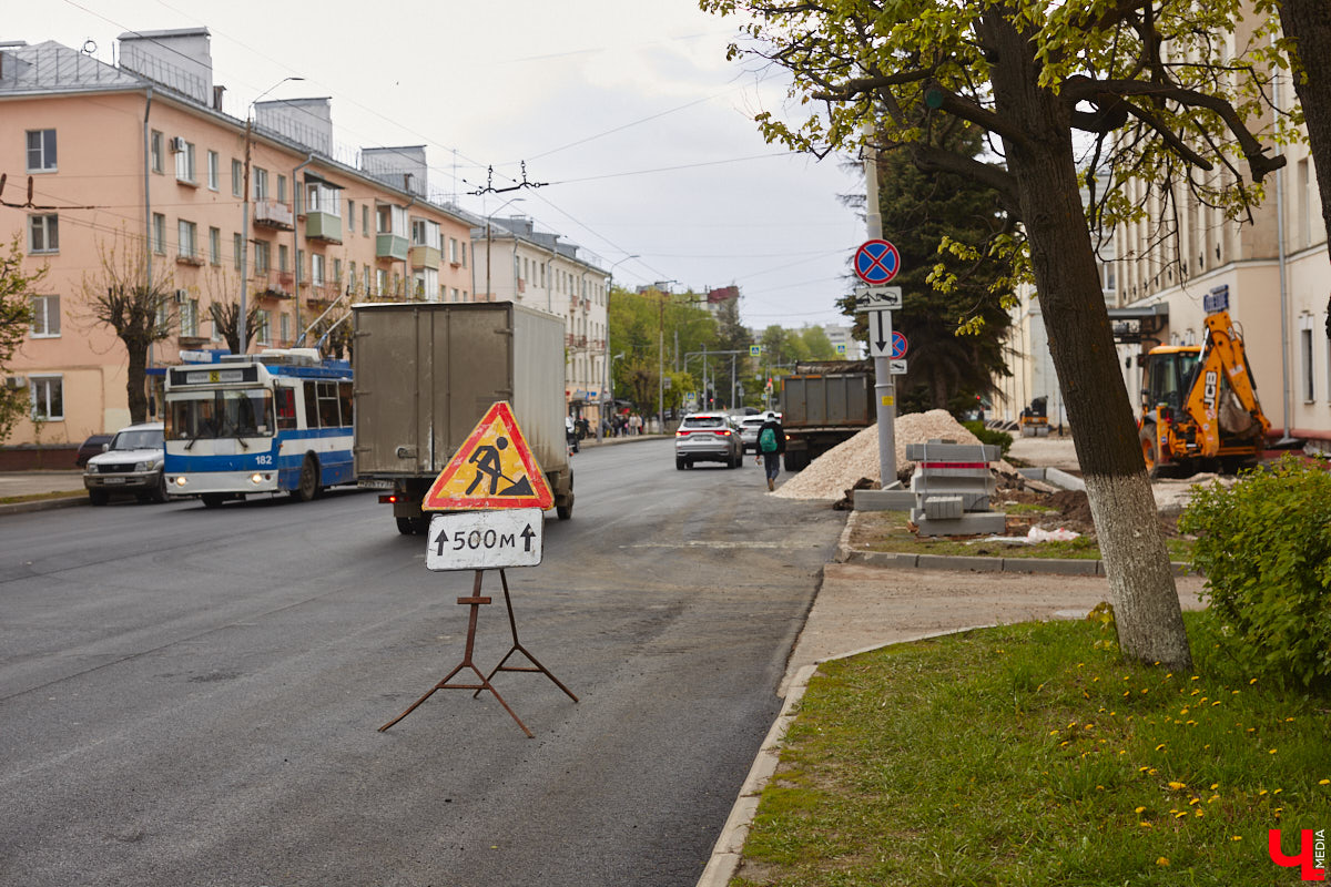 На улице Горького начался капитальный ремонт дорожного полотна. В его рамках будут демонтированы почти все парковочные карманы. На оживленной дороге оставят только два заезда, остальные ликвидируют. Зачем это делают и что думают об этом жители Владимира?