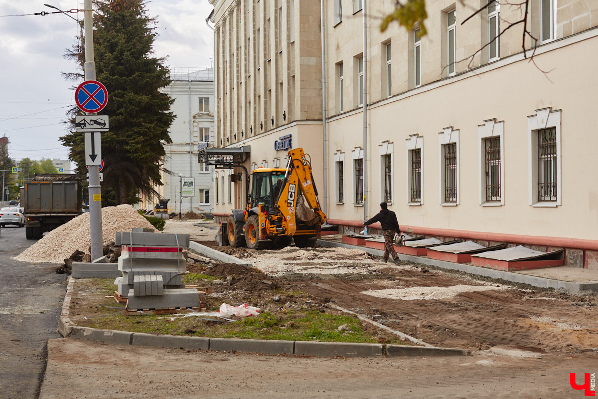 На улице Горького начался капитальный ремонт дорожного полотна. В его рамках будут демонтированы почти все парковочные карманы. На оживленной дороге оставят только два заезда, остальные ликвидируют. Зачем это делают и что думают об этом жители Владимира?