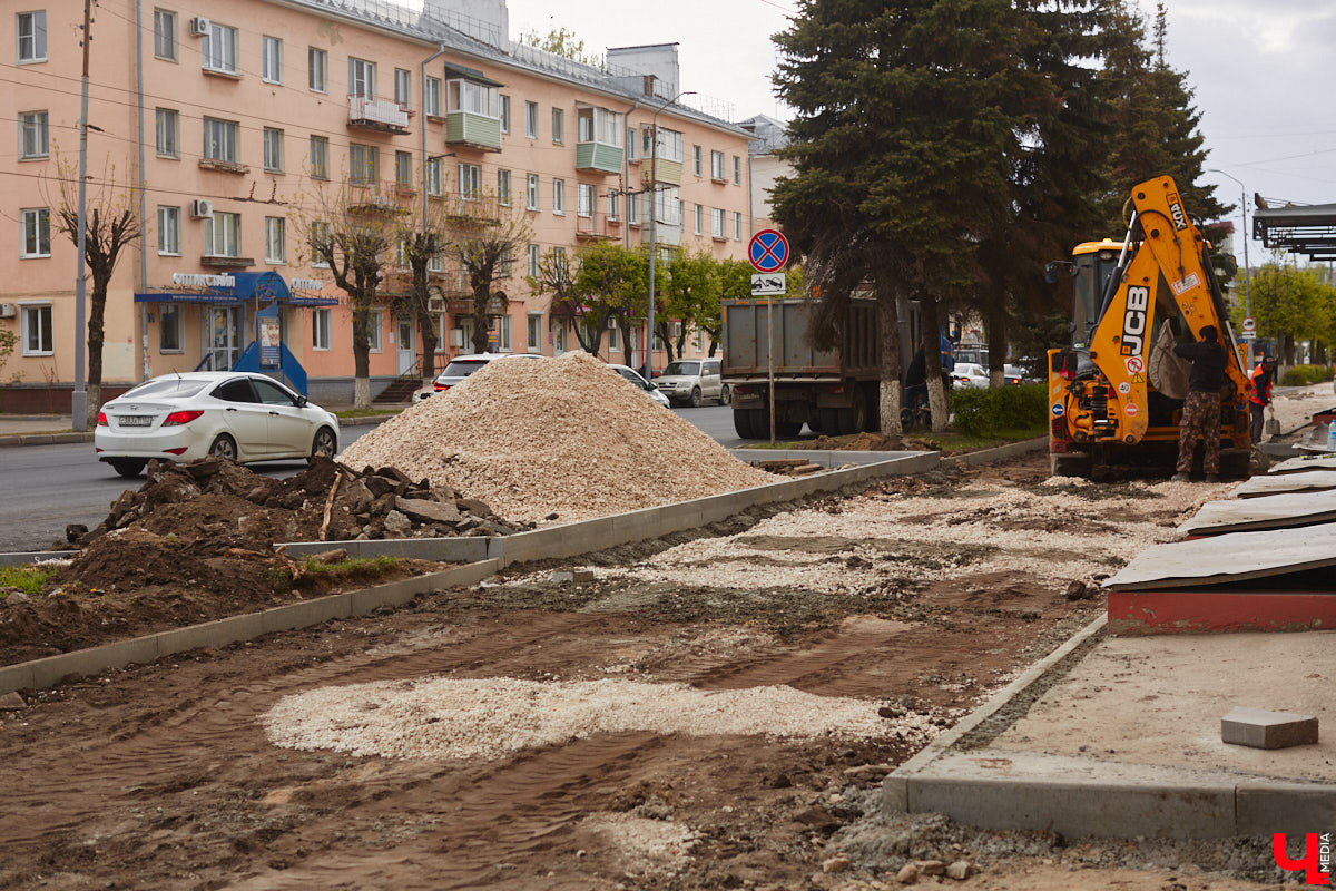 На улице Горького начался капитальный ремонт дорожного полотна. В его рамках будут демонтированы почти все парковочные карманы. На оживленной дороге оставят только два заезда, остальные ликвидируют. Зачем это делают и что думают об этом жители Владимира?