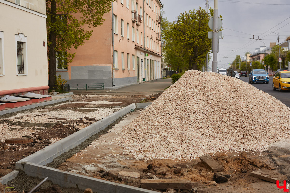 На улице Горького начался капитальный ремонт дорожного полотна. В его рамках будут демонтированы почти все парковочные карманы. На оживленной дороге оставят только два заезда, остальные ликвидируют. Зачем это делают и что думают об этом жители Владимира?