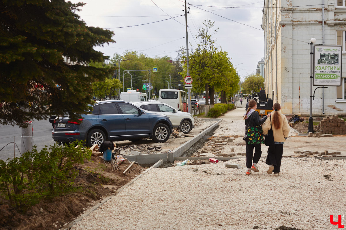 На улице Горького начался капитальный ремонт дорожного полотна. В его рамках будут демонтированы почти все парковочные карманы. На оживленной дороге оставят только два заезда, остальные ликвидируют. Зачем это делают и что думают об этом жители Владимира?