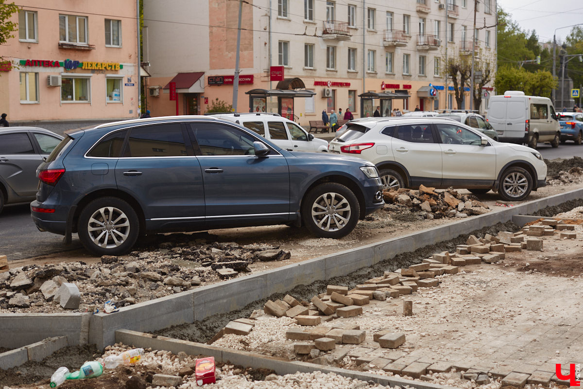 На улице Горького начался капитальный ремонт дорожного полотна. В его рамках будут демонтированы почти все парковочные карманы. На оживленной дороге оставят только два заезда, остальные ликвидируют. Зачем это делают и что думают об этом жители Владимира?