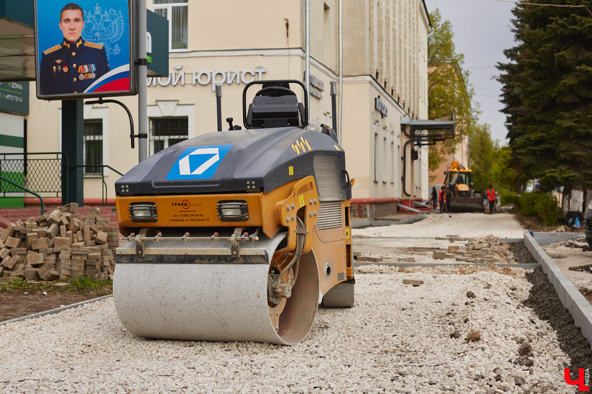 На улице Горького начался капитальный ремонт дорожного полотна. В его рамках будут демонтированы почти все парковочные карманы. На оживленной дороге оставят только два заезда, остальные ликвидируют. Зачем это делают и что думают об этом жители Владимира?