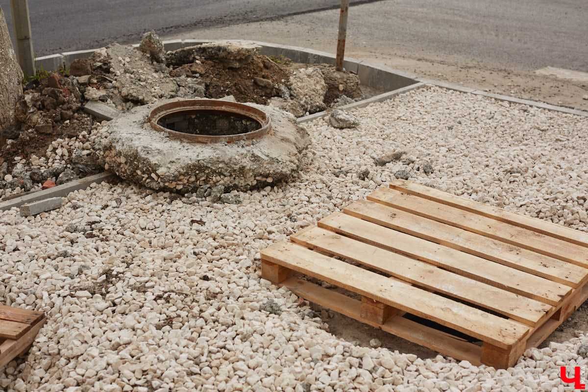 На улице Горького начался капитальный ремонт дорожного полотна. В его рамках будут демонтированы почти все парковочные карманы. На оживленной дороге оставят только два заезда, остальные ликвидируют. Зачем это делают и что думают об этом жители Владимира?