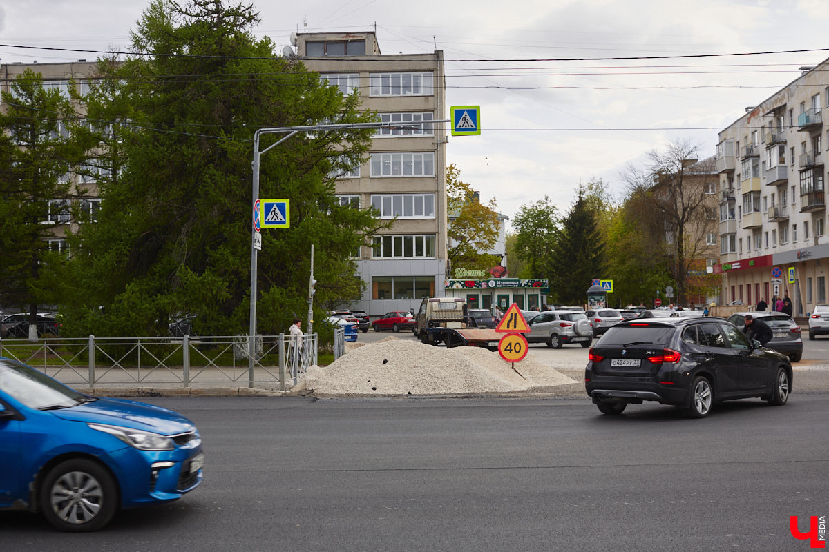 На улице Горького начался капитальный ремонт дорожного полотна. В его рамках будут демонтированы почти все парковочные карманы. На оживленной дороге оставят только два заезда, остальные ликвидируют. Зачем это делают и что думают об этом жители Владимира?