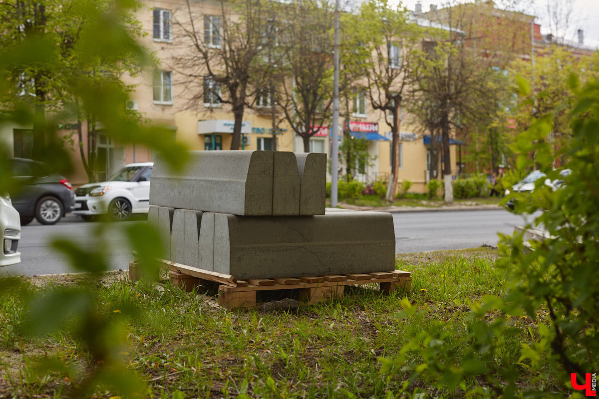 На улице Горького начался капитальный ремонт дорожного полотна. В его рамках будут демонтированы почти все парковочные карманы. На оживленной дороге оставят только два заезда, остальные ликвидируют. Зачем это делают и что думают об этом жители Владимира?