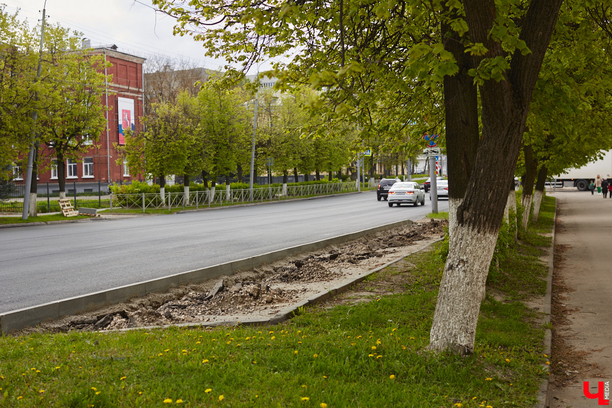 На улице Горького начался капитальный ремонт дорожного полотна. В его рамках будут демонтированы почти все парковочные карманы. На оживленной дороге оставят только два заезда, остальные ликвидируют. Зачем это делают и что думают об этом жители Владимира?