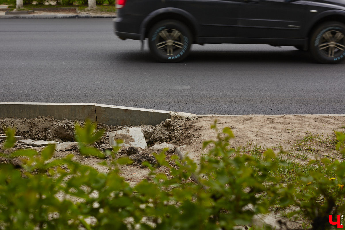 На улице Горького начался капитальный ремонт дорожного полотна. В его рамках будут демонтированы почти все парковочные карманы. На оживленной дороге оставят только два заезда, остальные ликвидируют. Зачем это делают и что думают об этом жители Владимира?