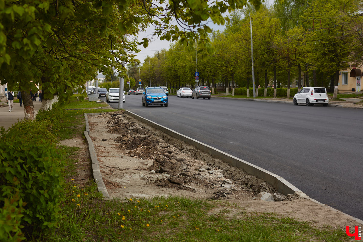 На улице Горького начался капитальный ремонт дорожного полотна. В его рамках будут демонтированы почти все парковочные карманы. На оживленной дороге оставят только два заезда, остальные ликвидируют. Зачем это делают и что думают об этом жители Владимира?