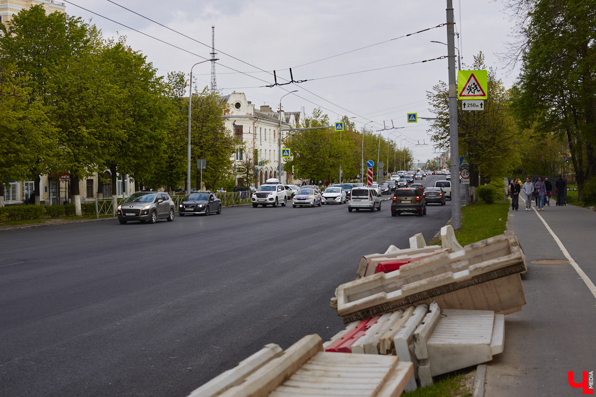 На улице Горького начался капитальный ремонт дорожного полотна. В его рамках будут демонтированы почти все парковочные карманы. На оживленной дороге оставят только два заезда, остальные ликвидируют. Зачем это делают и что думают об этом жители Владимира?