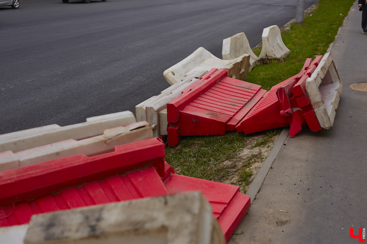 На улице Горького начался капитальный ремонт дорожного полотна. В его рамках будут демонтированы почти все парковочные карманы. На оживленной дороге оставят только два заезда, остальные ликвидируют. Зачем это делают и что думают об этом жители Владимира?