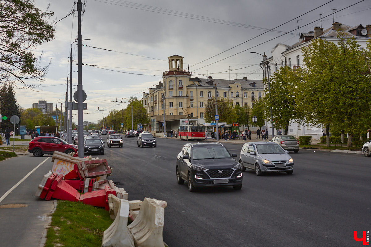 На улице Горького начался капитальный ремонт дорожного полотна. В его рамках будут демонтированы почти все парковочные карманы. На оживленной дороге оставят только два заезда, остальные ликвидируют. Зачем это делают и что думают об этом жители Владимира?