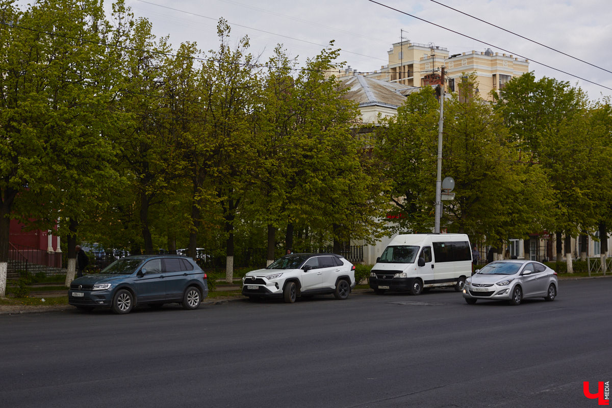 На улице Горького начался капитальный ремонт дорожного полотна. В его рамках будут демонтированы почти все парковочные карманы. На оживленной дороге оставят только два заезда, остальные ликвидируют. Зачем это делают и что думают об этом жители Владимира?